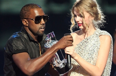 Kanye West 抢下 Taylor Swift 的话筒