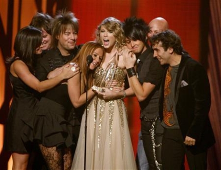 Taylor Swift在颁奖现场被自己的乐队成员环绕