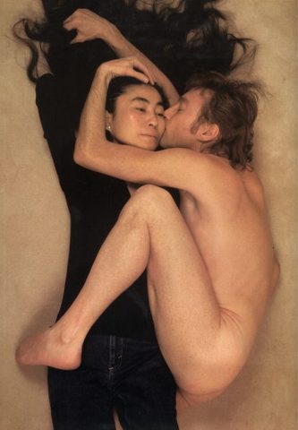 John Lennon与妻子Yoko Ono为滚石杂志拍摄的著名封面照片