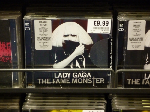 Lady Gaga 的专辑卖的算是卖的比较贵的了，一张9.99镑，毕竟她的专辑卖的很火，即使高价也能卖掉