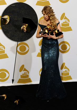 Taylor  Swift 摔坏了她的奖杯！